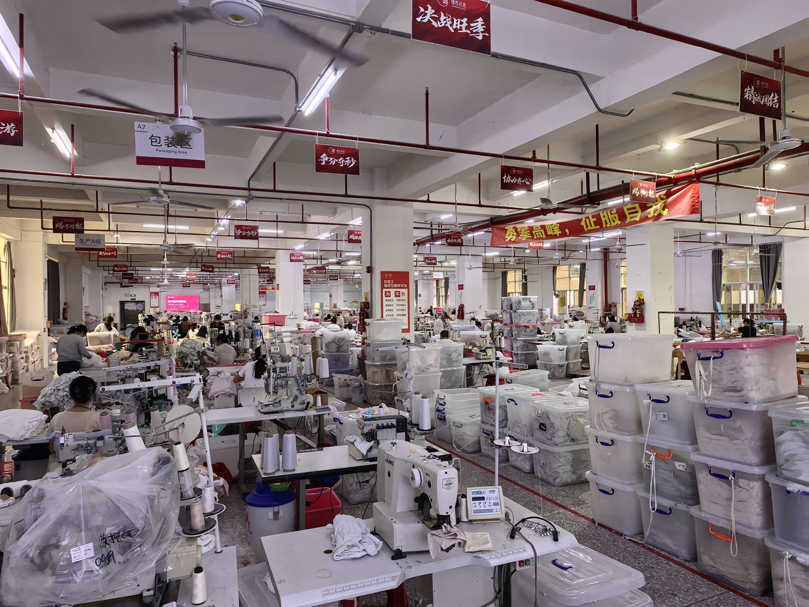 LJVOGUES 合作工厂车间实拍:缝制工位与包装区同厂区排布,成品周转箱分类码放